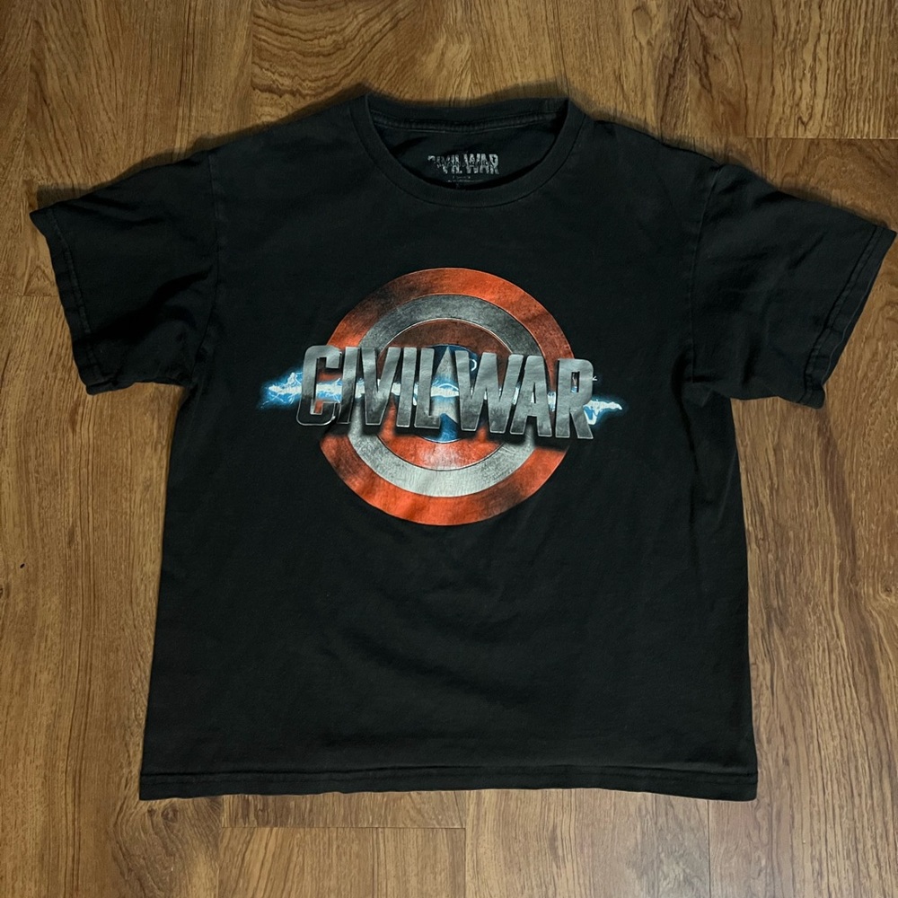 Captain America Civil War t-shirt. Kids size M
